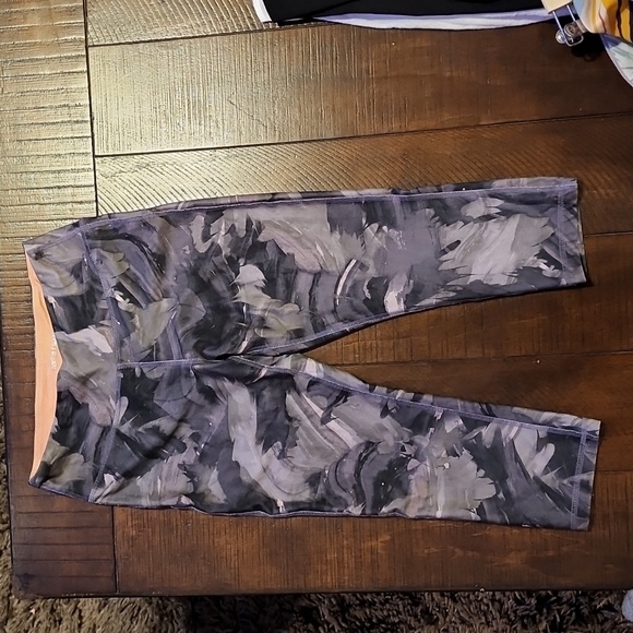 🌺Marika Women's Capri Leggings - Picture 6 of 8